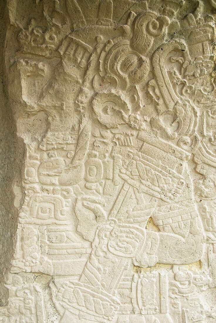 Guatemala, Peten, Tikal-Nationalpark, Großer Platz, Stele mit Darstellung eines Maya-Königs