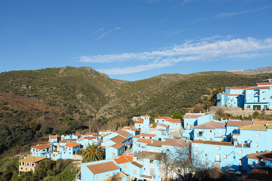 Ein blau gestrichenes Dorf zur Werbung für die 3D-Filmversion der Schlümpfe; Juzcar Malaga Spanien