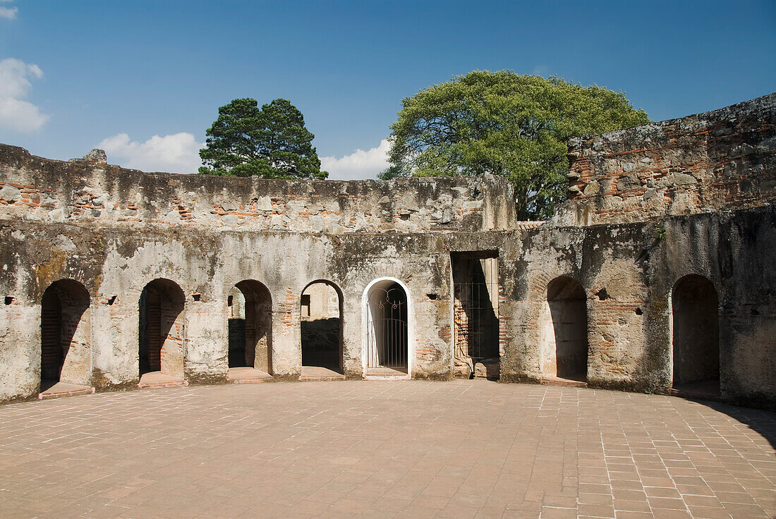 Guatemala, Antigua, das zerstörte Kloster Las Capuchinas, ein kreisförmiges Muster von kleinen Schlafzellen für Nonnen.