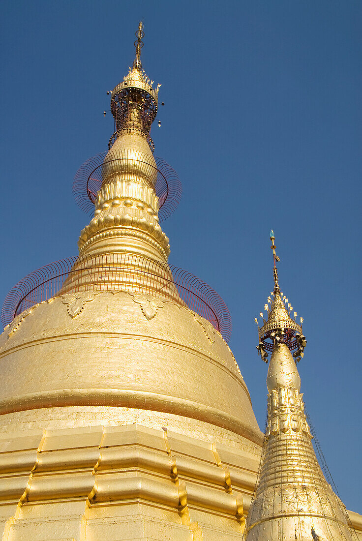 Myanmar (Burma), Yangon (Rangun), Botataung Paya, Architektonisches Detail, Ein goldenes Dach.