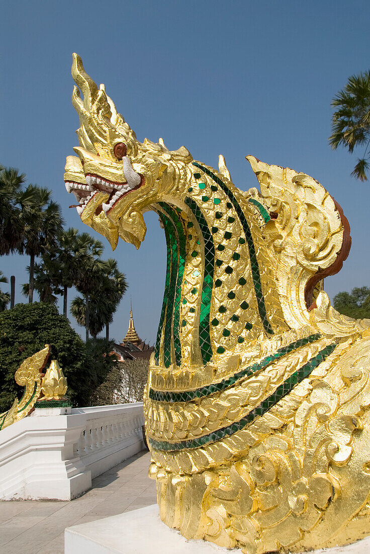 Laos, Luang Prabang, Wat Sen, architektonisches Detail, zwei Drachenköpfe.