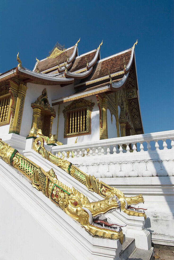 Laos, Luang Prabang, Wat Sen, Architektonisches Detail, Drachenköpfe an der Seite des Gebäudes.