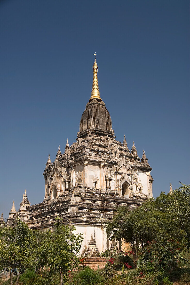 Myanmar, Bagan, Gawdawpalin Pahto, Detail des Daches und der Baumkronen.