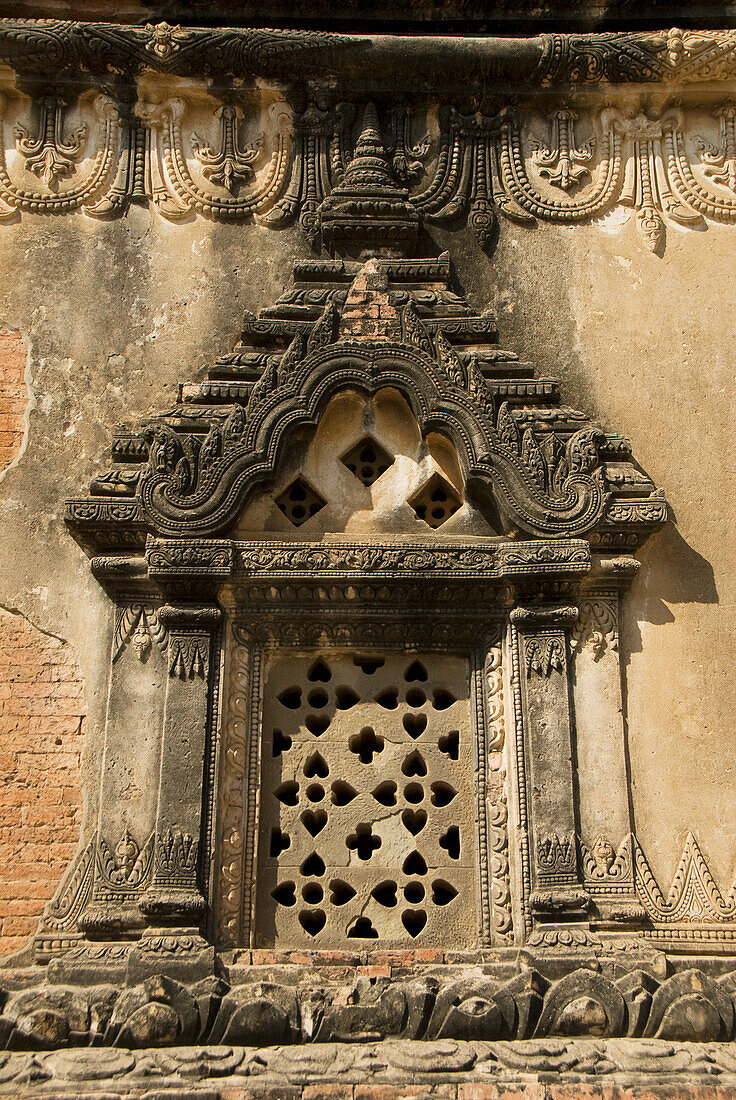 Myanmar, Bagan, Gubyaukgyi-Tempel, Architektonisches Detail der Tempelaußenseite.