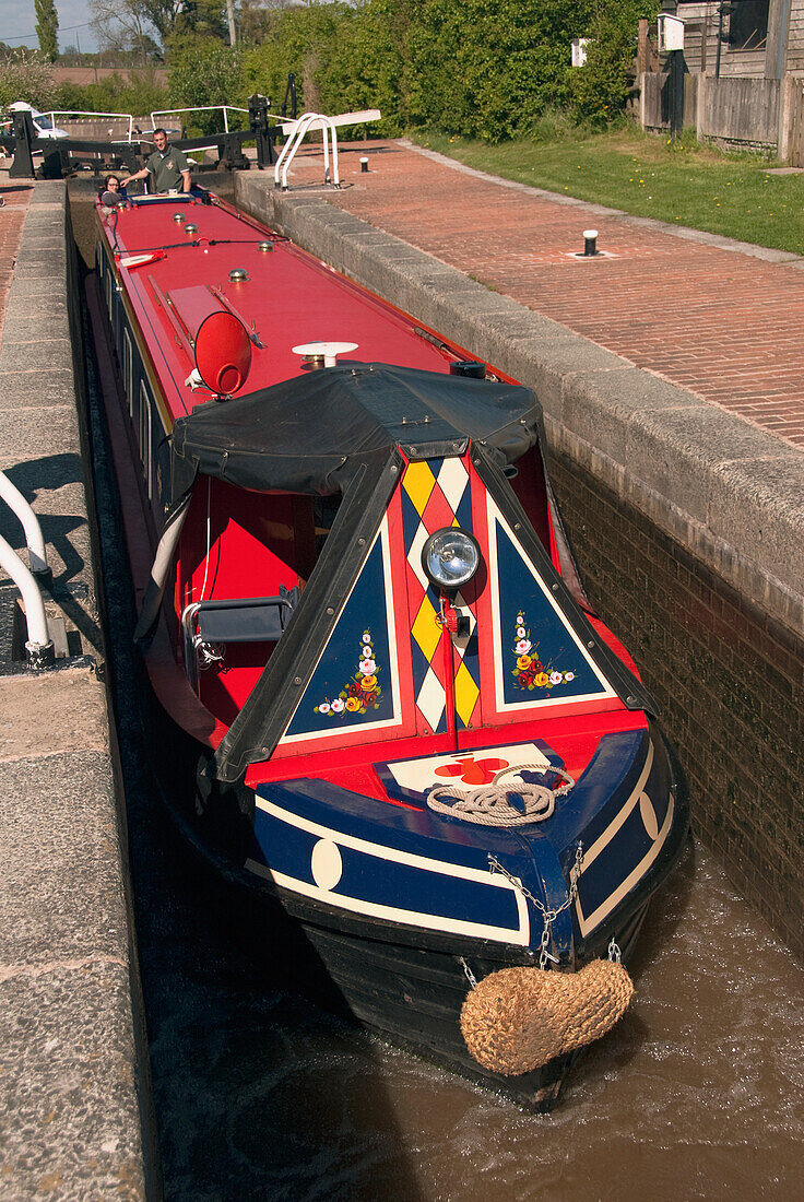 Vereinigtes Königreich, England, Llangollen Canal, Schmales Boot fährt durch die Schleusen am Grindley Brook