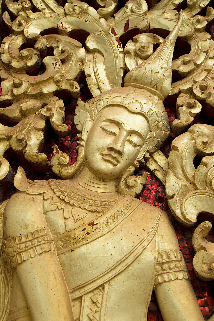 Laos, Vientiane, Wat Hai Sok, dekorativer Buddha an der Tür.