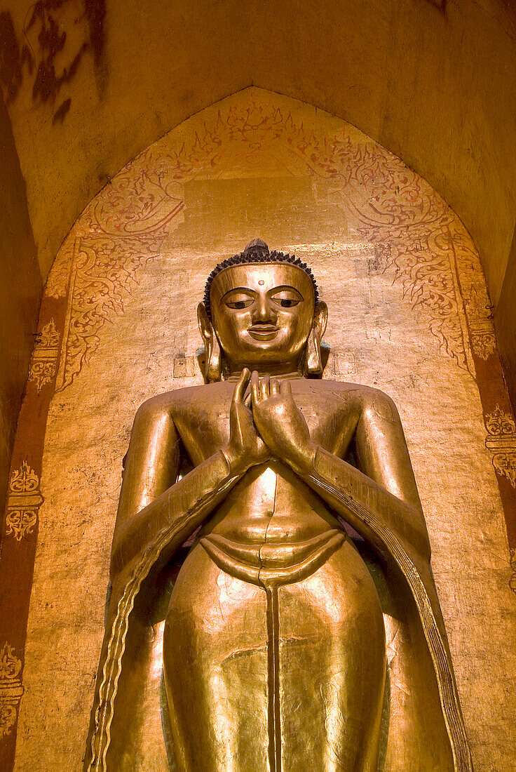 Myanmar, Bagan, Ananda Pahto, Goldene Buddha-Statue, Blick von unten.