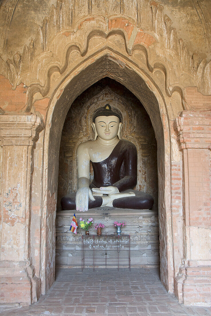 Myanmar, Bagan, Dhammayangyi Pahto, Sitzende Buddha-Statue.