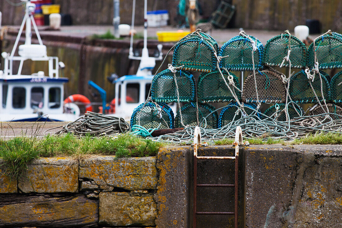 Krabbenfallen, aufgetürmt am Ufer des Hafens; Burnmouth Scottish Borders Schottland