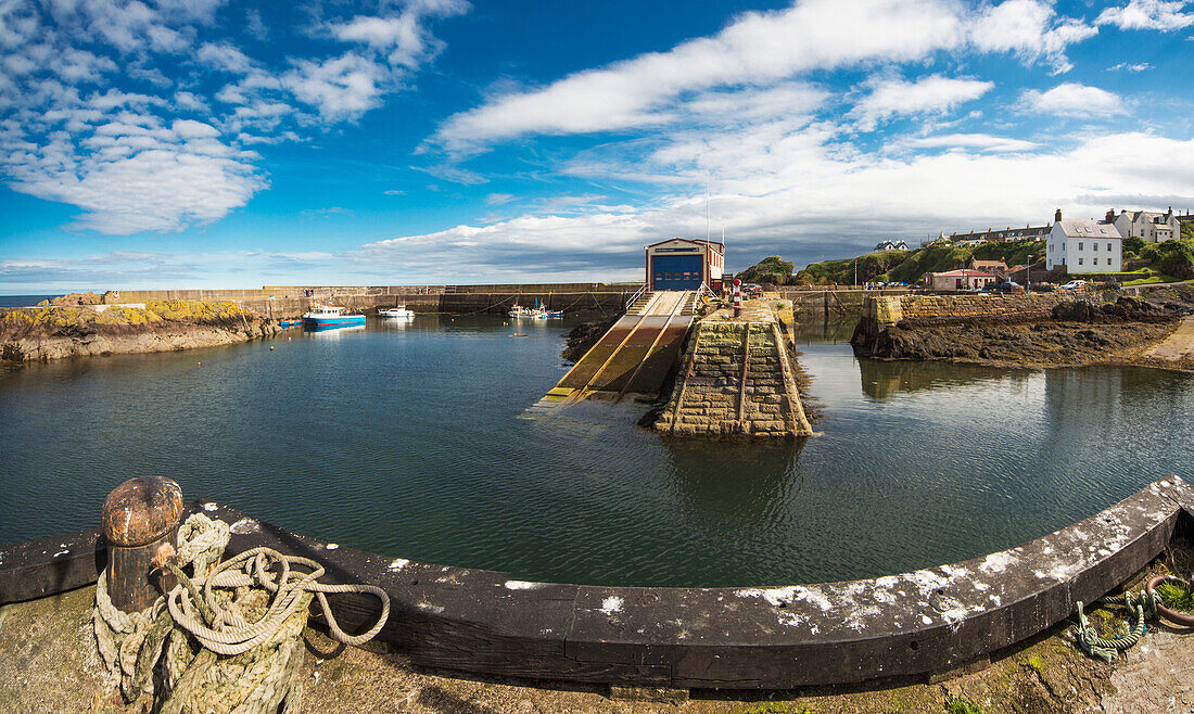 Rampen und Stufen, die aus dem Wasser des Hafens führen; St. Abb's Head Scottish Borders Schottland