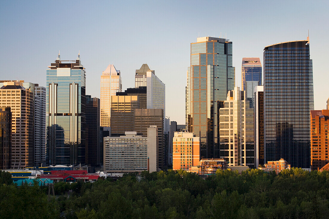 Frühmorgendliche Stadtsilhouette von Calgary mit blauem Himmel; Calgary Alberta Kanada