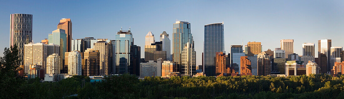 Frühmorgendliche Stadtsilhouette von Calgary mit blauem Himmel; Calgary Alberta Kanada