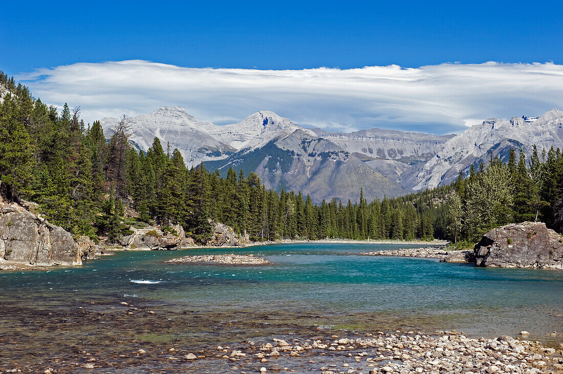 Ein türkisfarbener Bergsee und die kanadischen Rocky Mountains; Alberta Kanada