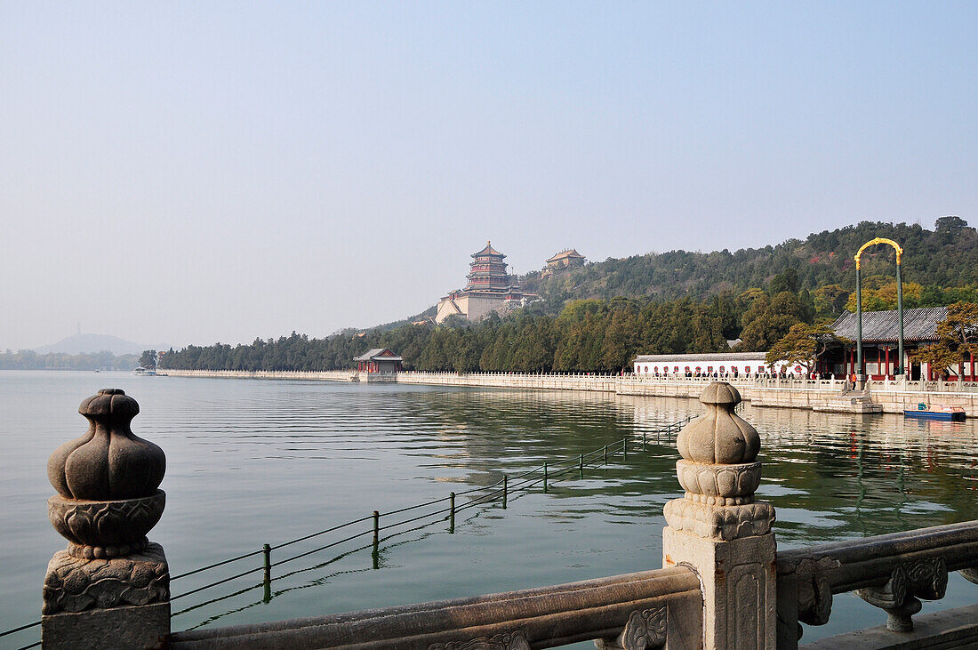 Dekorative Geländer und Gebäude entlang der Wasserkante; Peking China