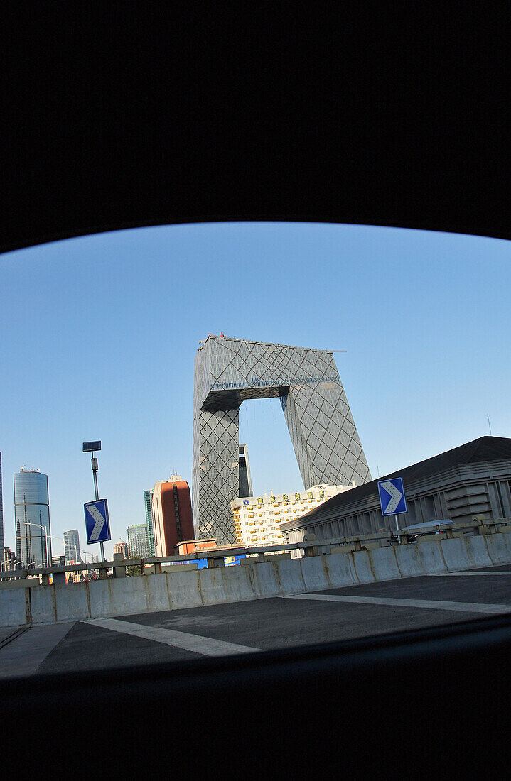 Blick auf Gebäude in einem städtischen Gebiet unter einem überdachten Parkplatz; Peking China