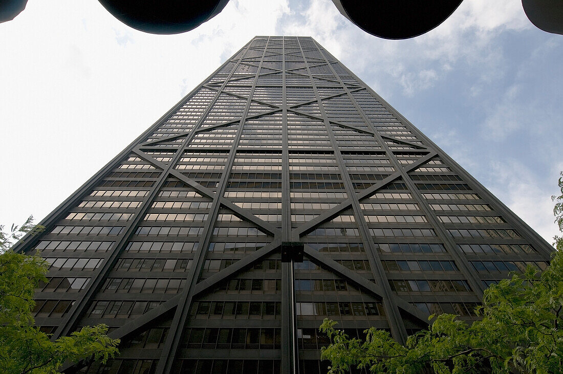 Niedriger Blickwinkel eines Wolkenkratzers gegen einen blauen Himmel mit Wolken; Chicago Illinois Vereinigte Staaten von Amerika