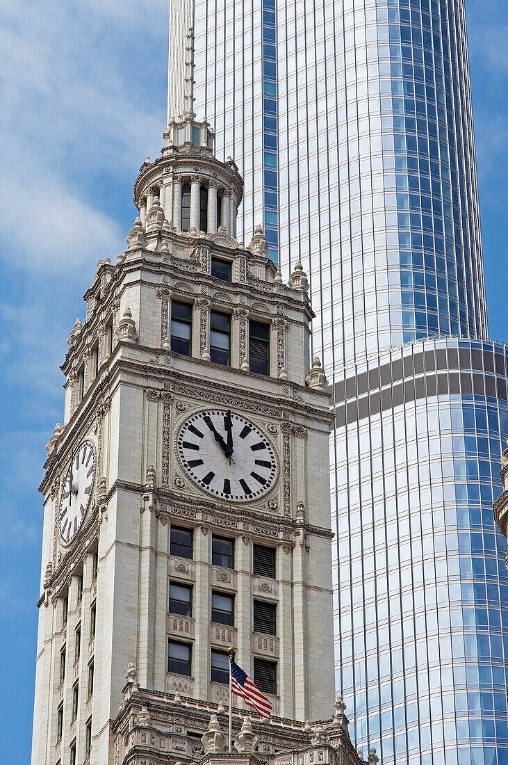 Ein Uhrenturm mit der amerikanischen Flagge neben einem Wolkenkratzer; Chicago Illinois Vereinigte Staaten Von Amerika