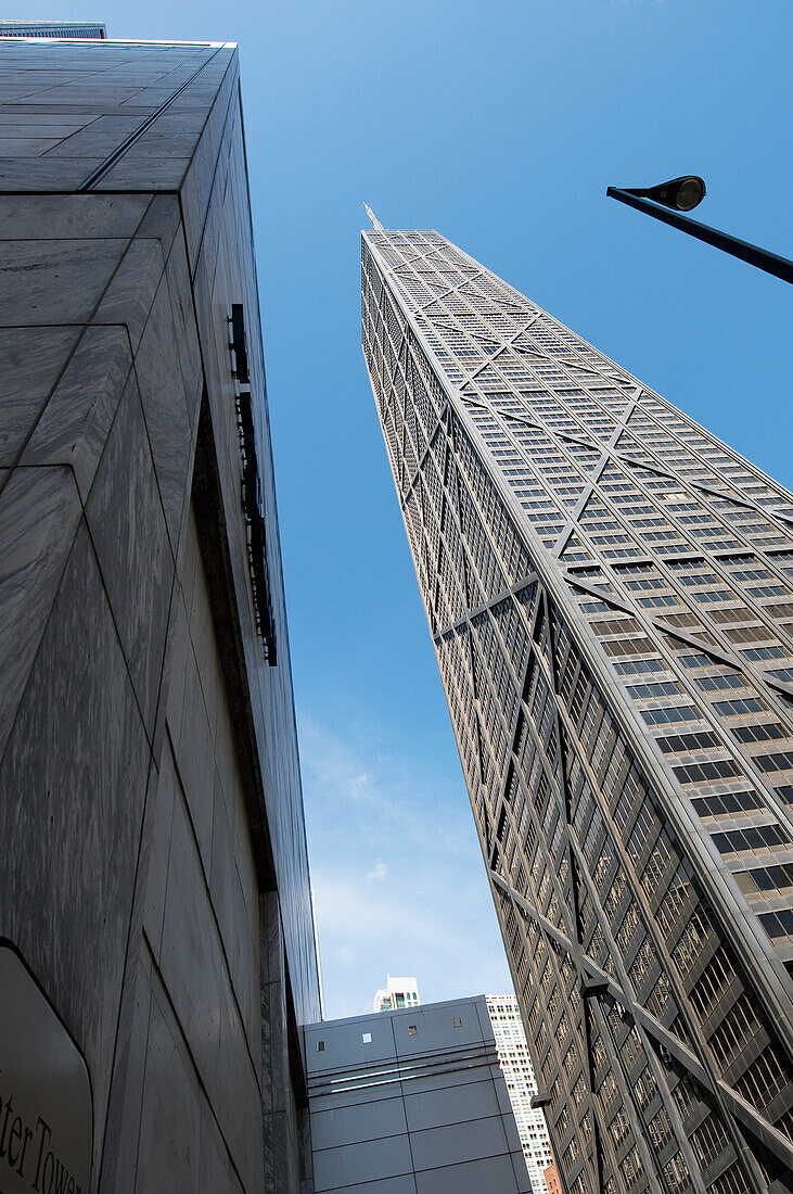 Low Angle View Of Skyscrapers Against A Blue Sky; Chicago Illinois Vereinigte Staaten Von Amerika