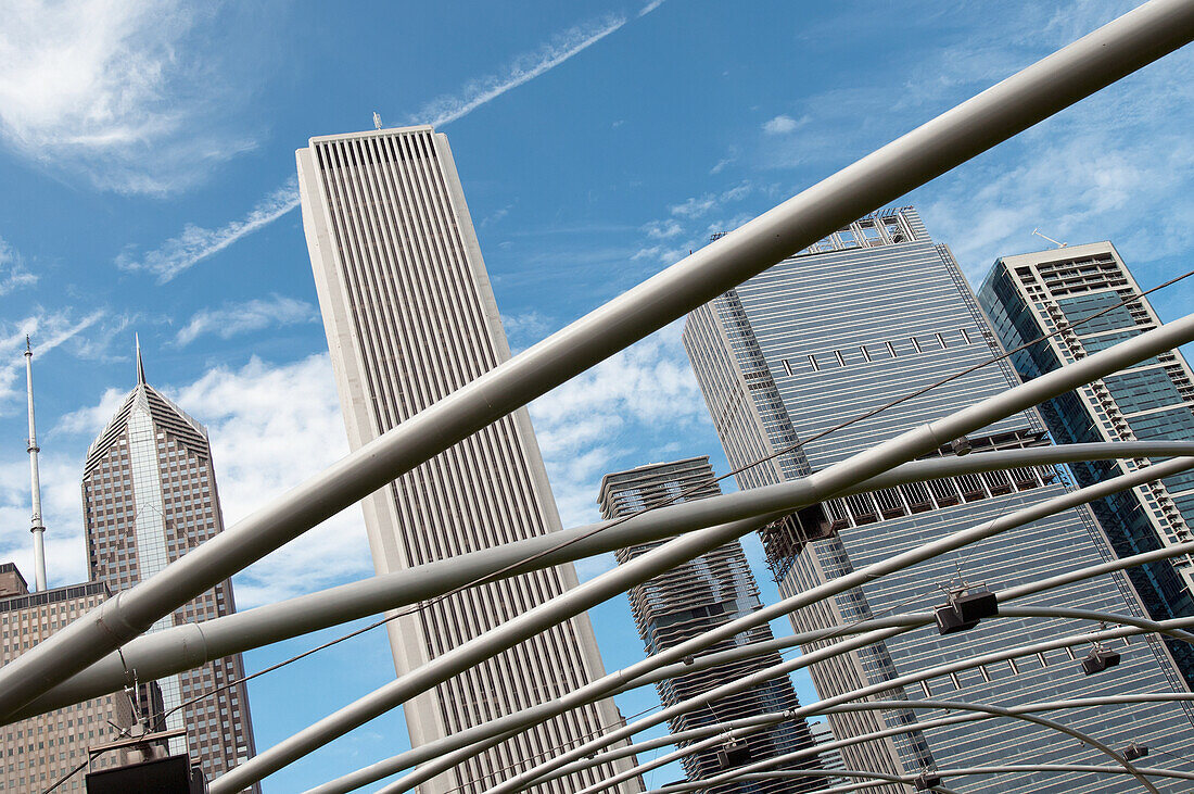 Wolkenkratzer durch ein graues Metallgeländer betrachtet; Chicago Illinois Vereinigte Staaten Von Amerika