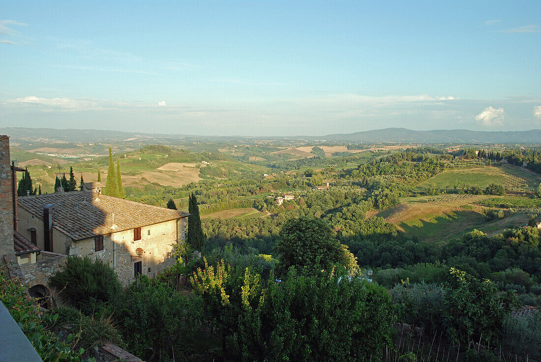 Blick auf die Landschaft von einem Gebäude aus; San Gimignano Toskana Italien