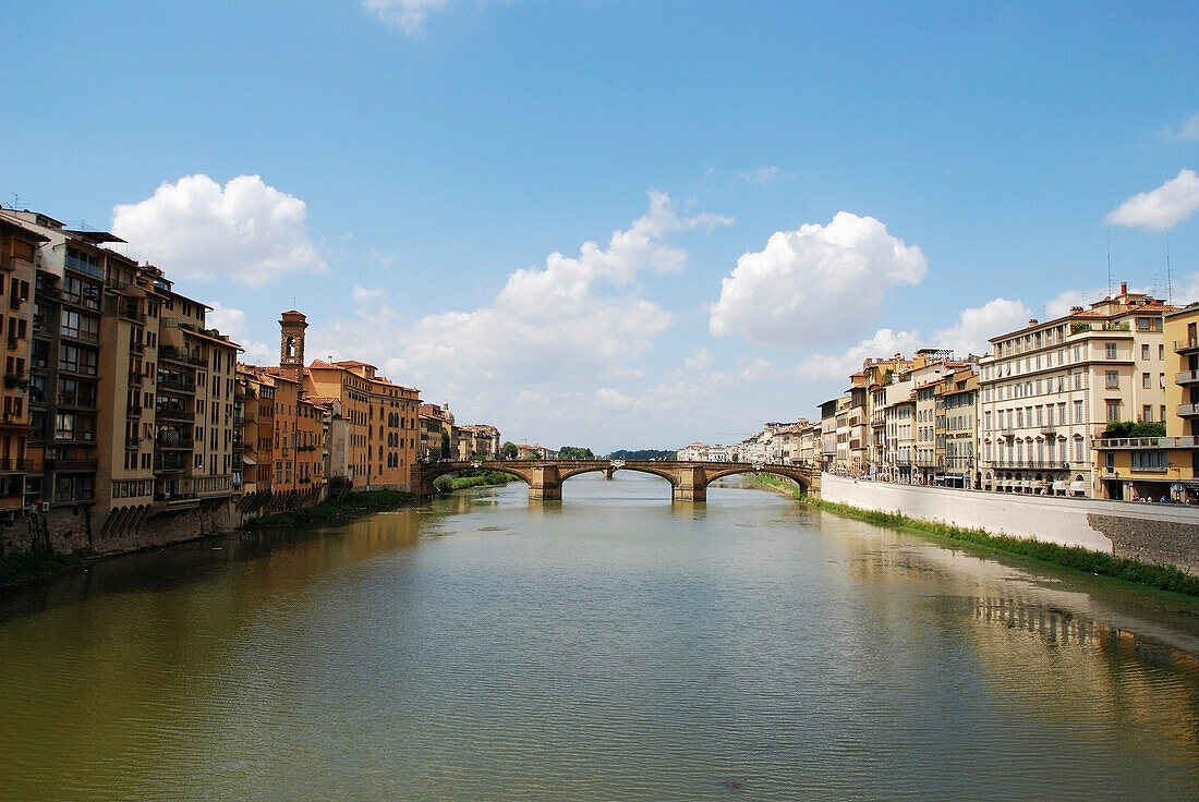 Eine Brücke, die einen Fluss überquert; Florenz Italien