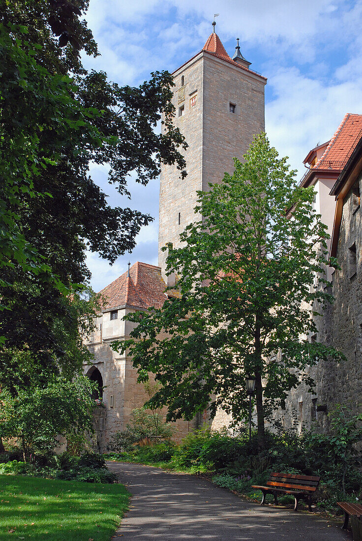 Ein schattiger Weg mit Bänken und Bäumen; Deutschland