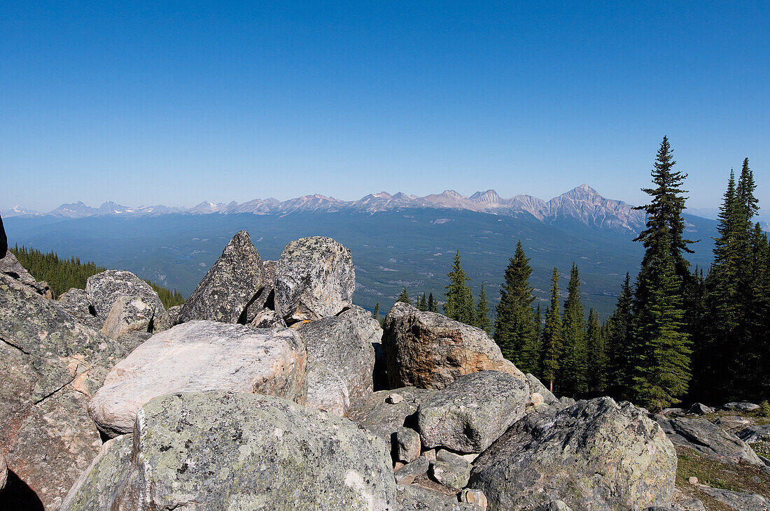 Blick auf die Gipfel der kanadischen Rocky Mountains; Alberta Kanada