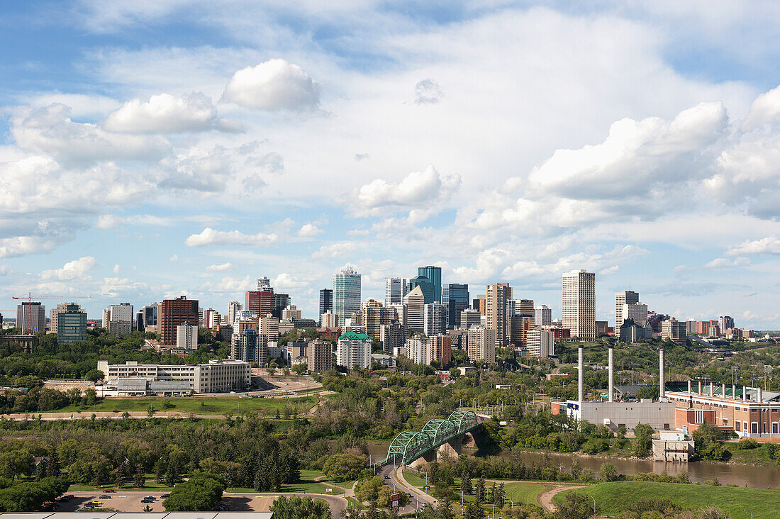 Skyline mit Walterdale Brücke und dem Stadtzentrum; Edmonton Alberta Kanada