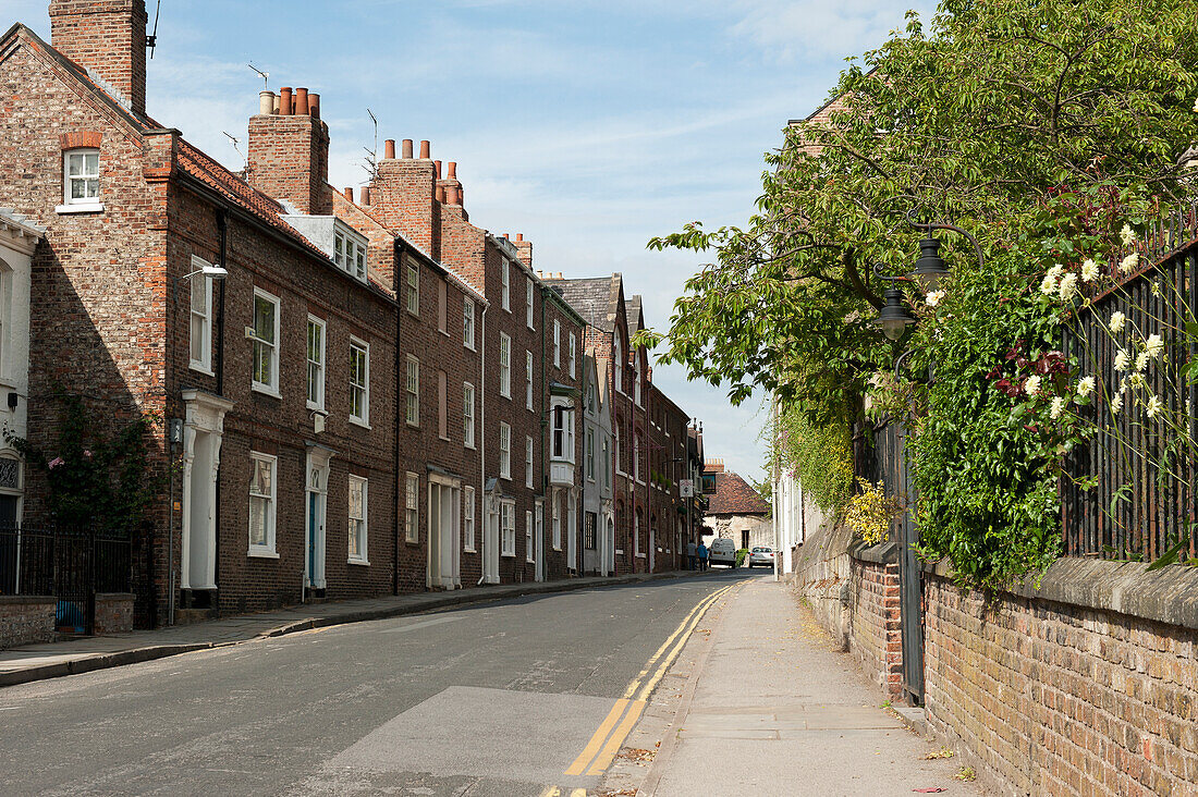 Reihenhäuser entlang einer Straße; York England