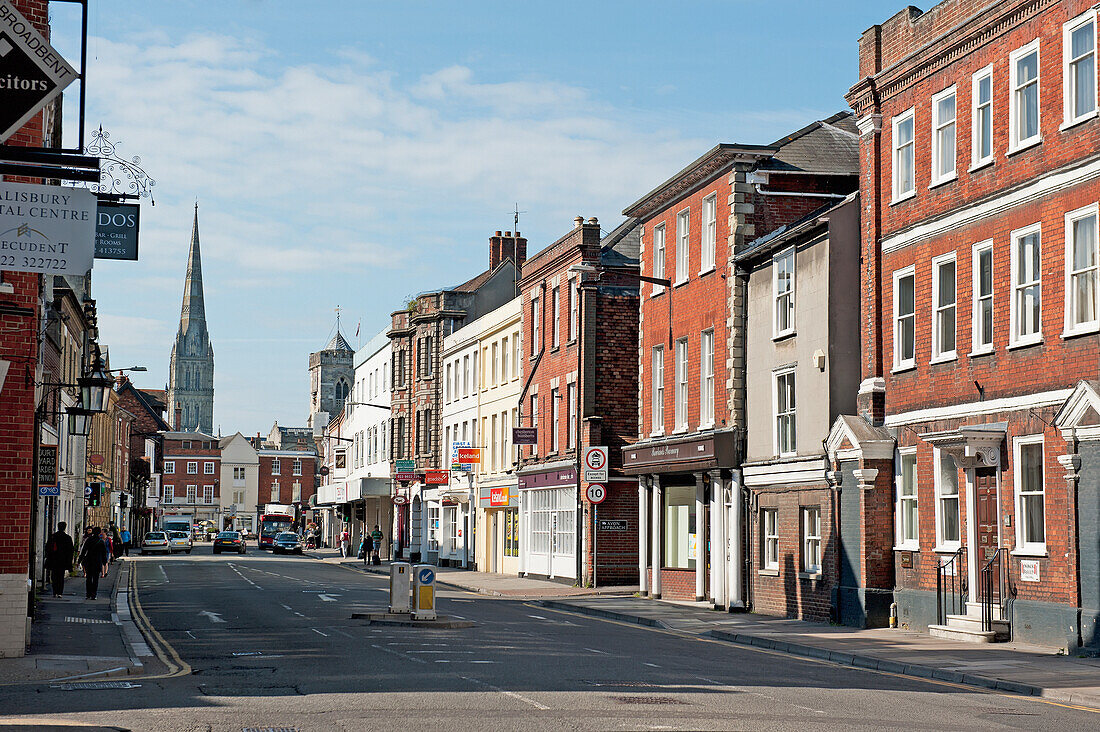 Geschäfte und Fußgänger entlang einer Straße; Salisbury England