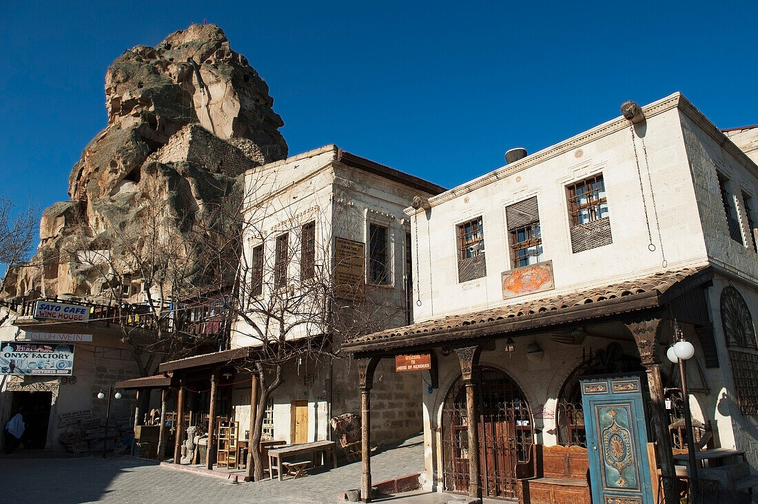 Eine große Felsformation (Burg von Ortahisar) gegen einen blauen Himmel in einem städtischen Gebiet; Ortahisar Nevsehir Türkei