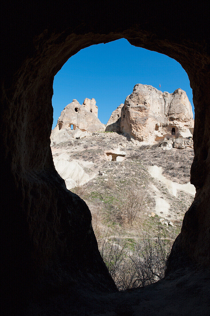 Blick auf die Pancarlik Kirche und das Kloster durch ein schlüssellochförmiges Loch; Nevsehir Türkei