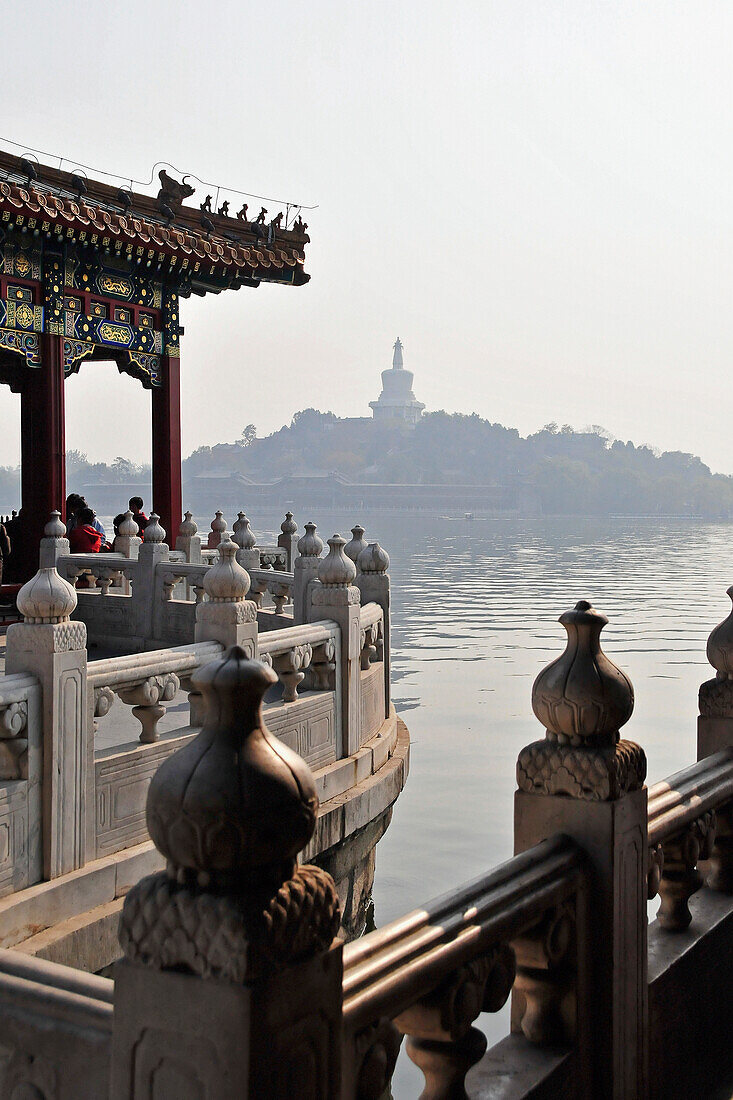 Verschnörkelte Baluster entlang der Wasserkante; Beijing China