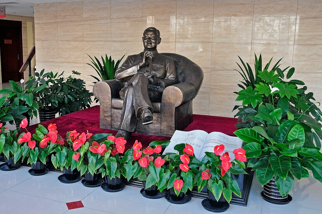 Skulptur eines auf einem Stuhl sitzenden Mannes im Opernhaus; Peking China