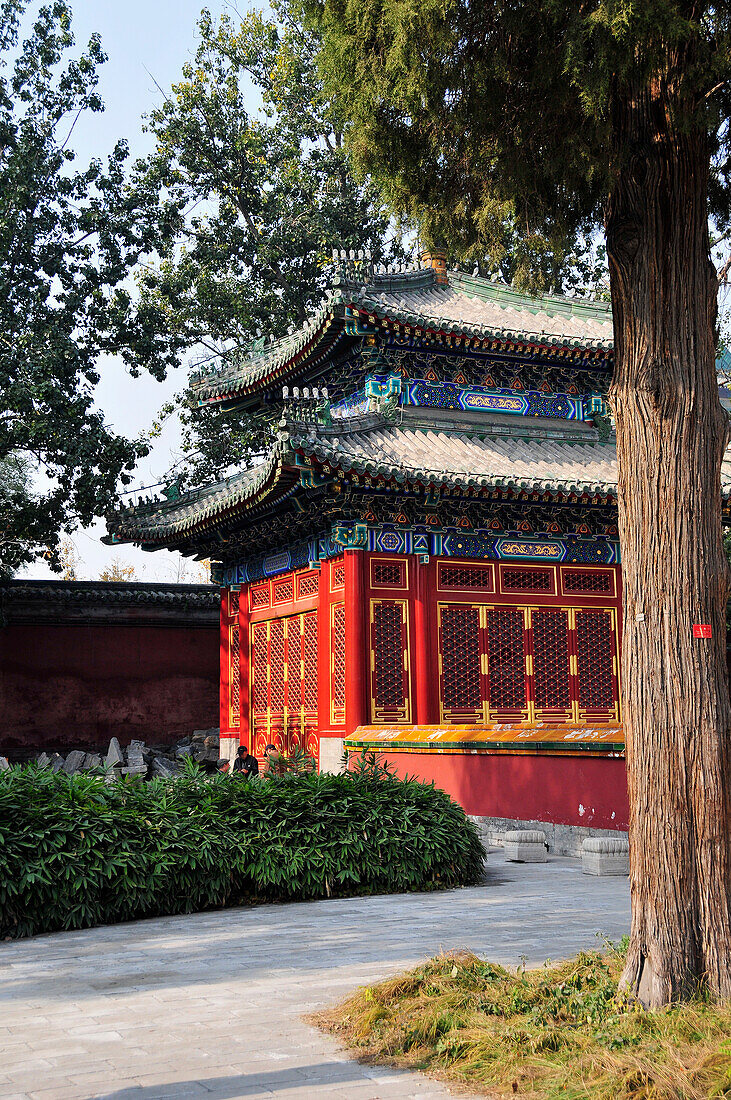 Ein rotes traditionelles chinesisches Gebäude; Peking China