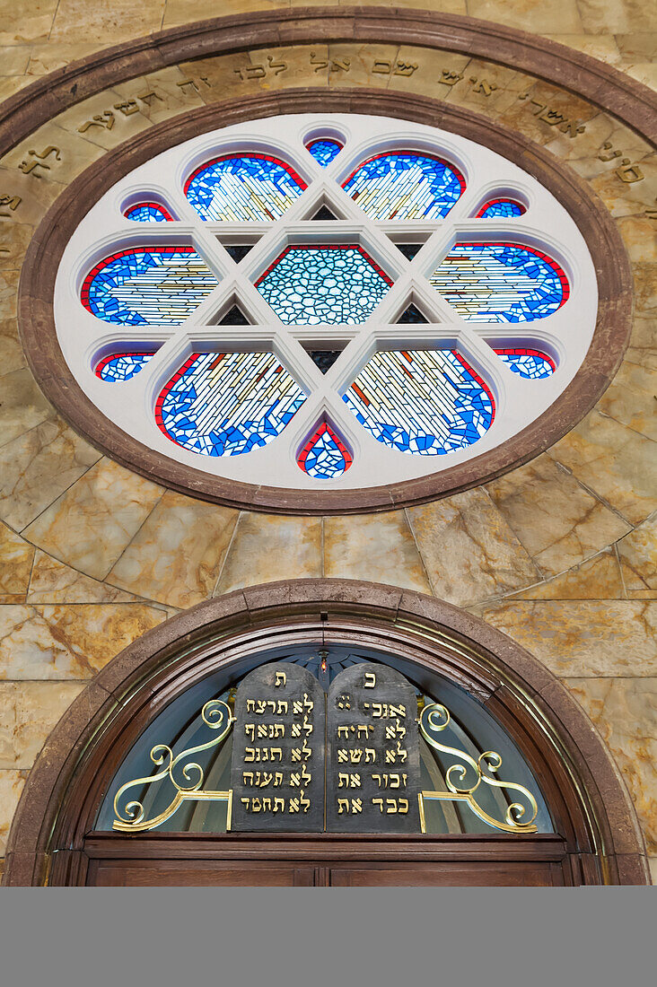 Rundes Buntglasfenster und hebräische Schrift auf einer Tafel in der Neve Salom Synagoge; Istanbul Türkei