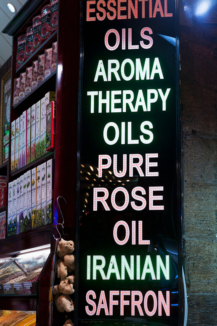 Schild für den Verkauf von ätherischen Ölen und Aromatherapie; Istanbul Türkei