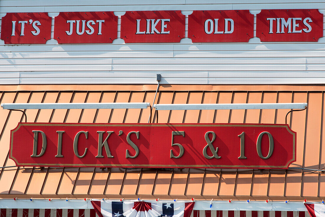 Ein Schild auf einem Gebäude für Dick's 5 & 10; Branson Missouri Vereinigte Staaten Von Amerika