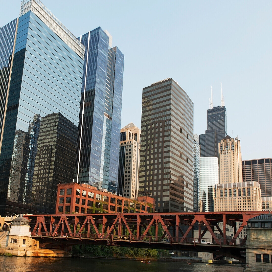 Eine Brücke über den Fluss mit Gebäuden im Hintergrund gegen einen blauen Himmel; Chicago Illinois Vereinigte Staaten Von Amerika