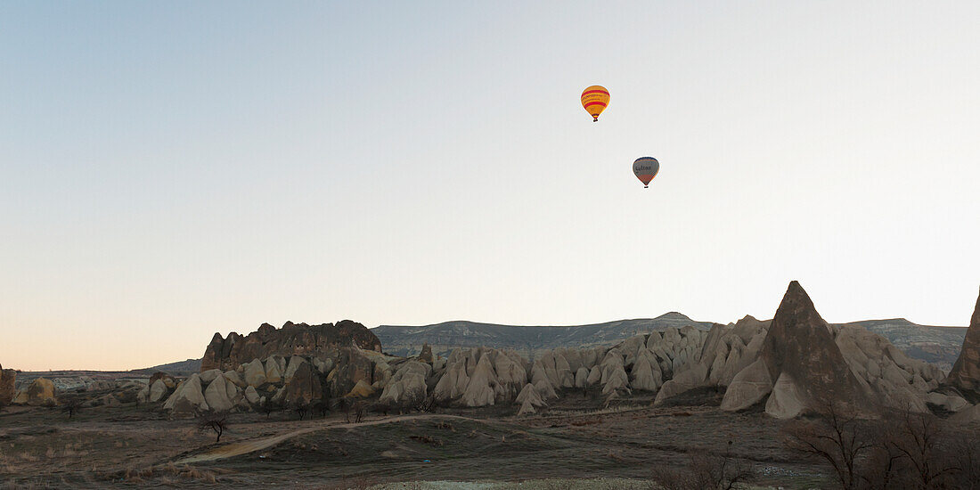 Heißluftballons am Himmel; Goreme Nevsehir Türkei