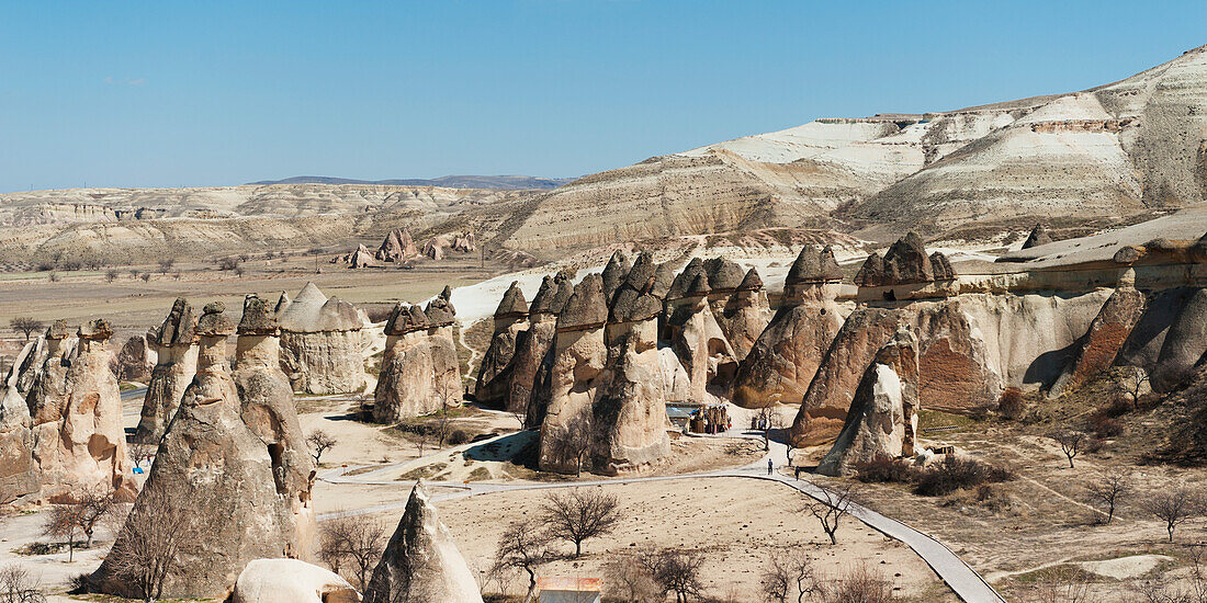 Felsformationen in einer Landschaft und ein blauer Himmel; Nevsehir Türkei