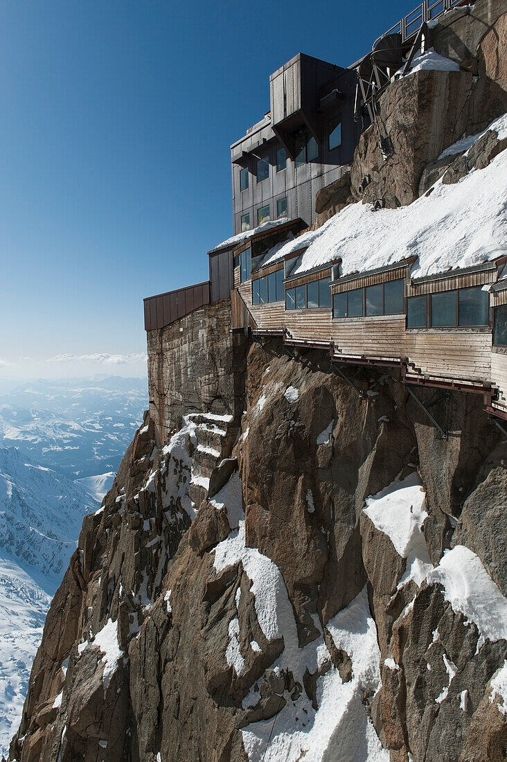 Ein Gebäude mit in den Berg der französischen Alpen eingebauten Fenstern; Chamonix-Mont-Blanc Rhone-Alpes Frankreich