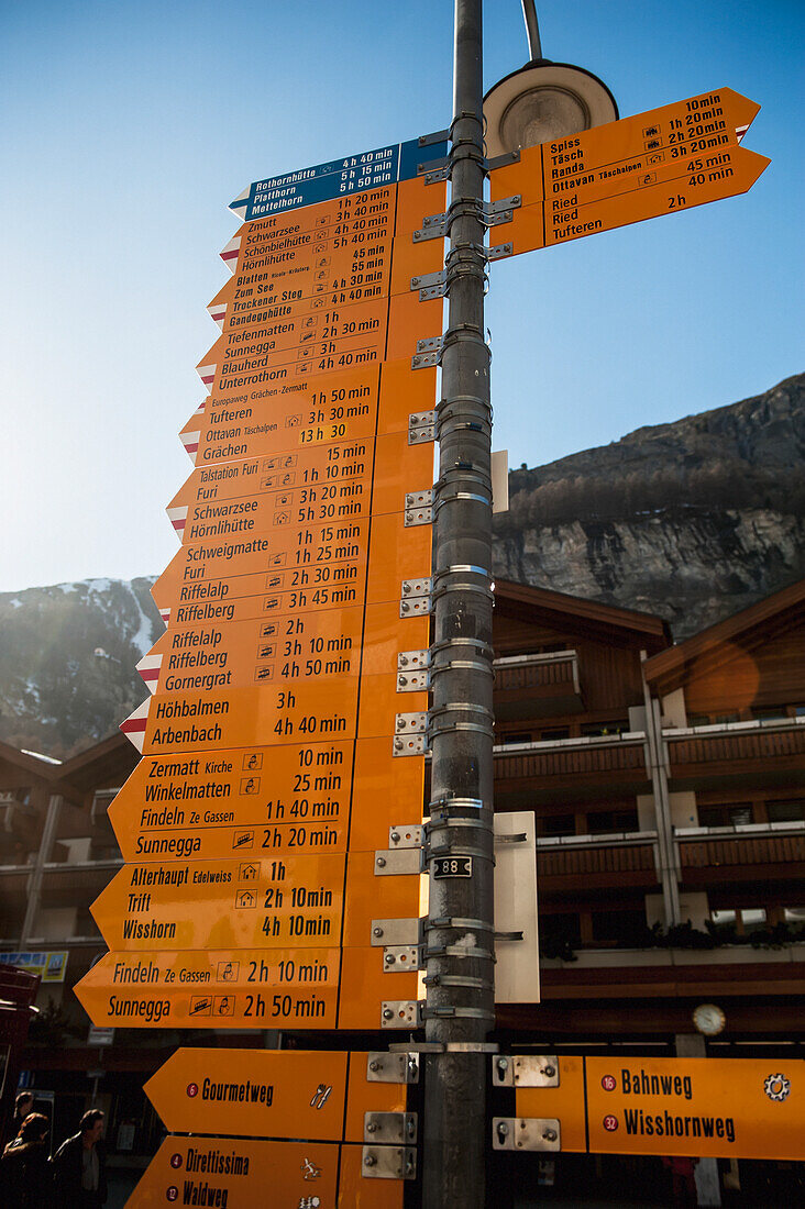 Destinationsschilder an einem Laternenpfahl; Zermatt Wallis Schweiz