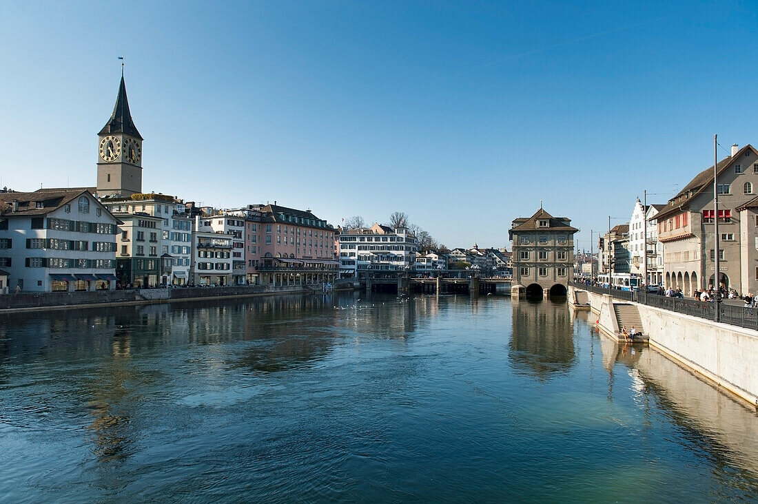 Wohnhäuser entlang des Wassers; Zürich Schweiz