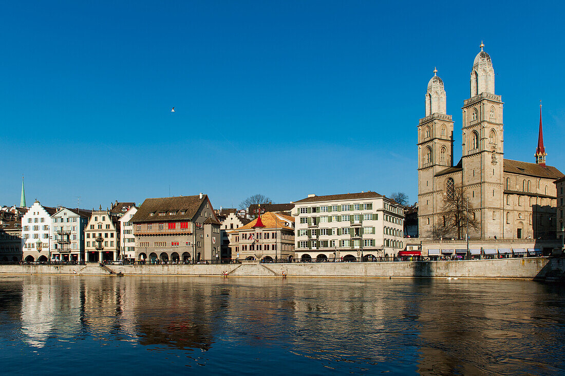Gebäude am Wasser, die sich im Wasser spiegeln; Zürich Schweiz