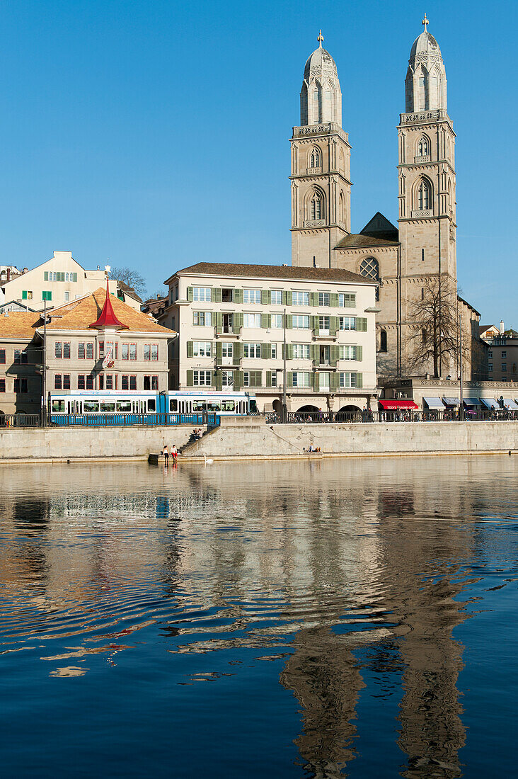 Gebäude entlang der Wasserkante, die sich im Wasser spiegeln; Zürich Schweiz