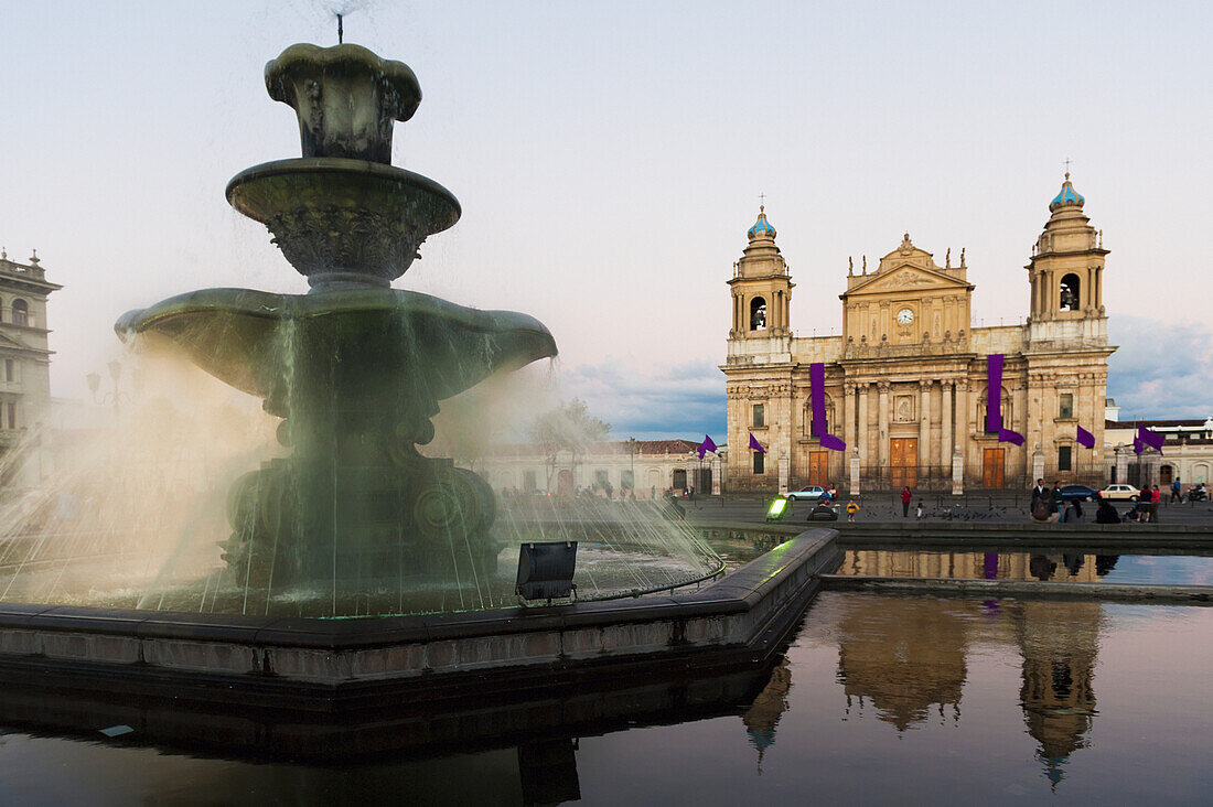Eine Wasserfontäne in einem Teich außerhalb der Kathedrale von Guatemala-Stadt; Guatemala-Stadt Guatemala