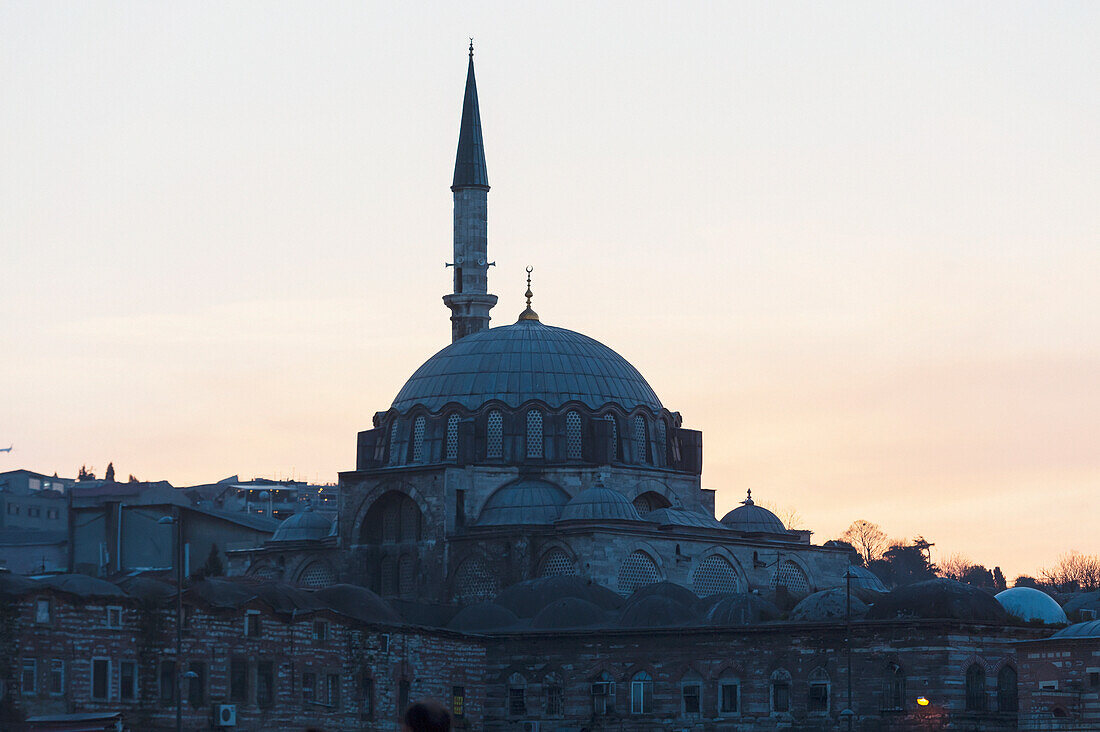 Turm der Rustem Pascha Moschee in der Abenddämmerung; Istanbul Türkei