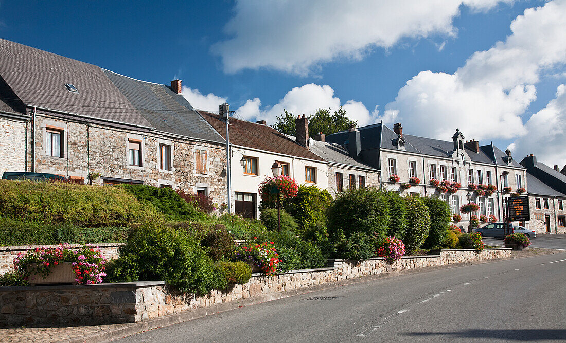 Häuser entlang einer Straße mit Grünflächen; Hargnies Ardennen Frankreich