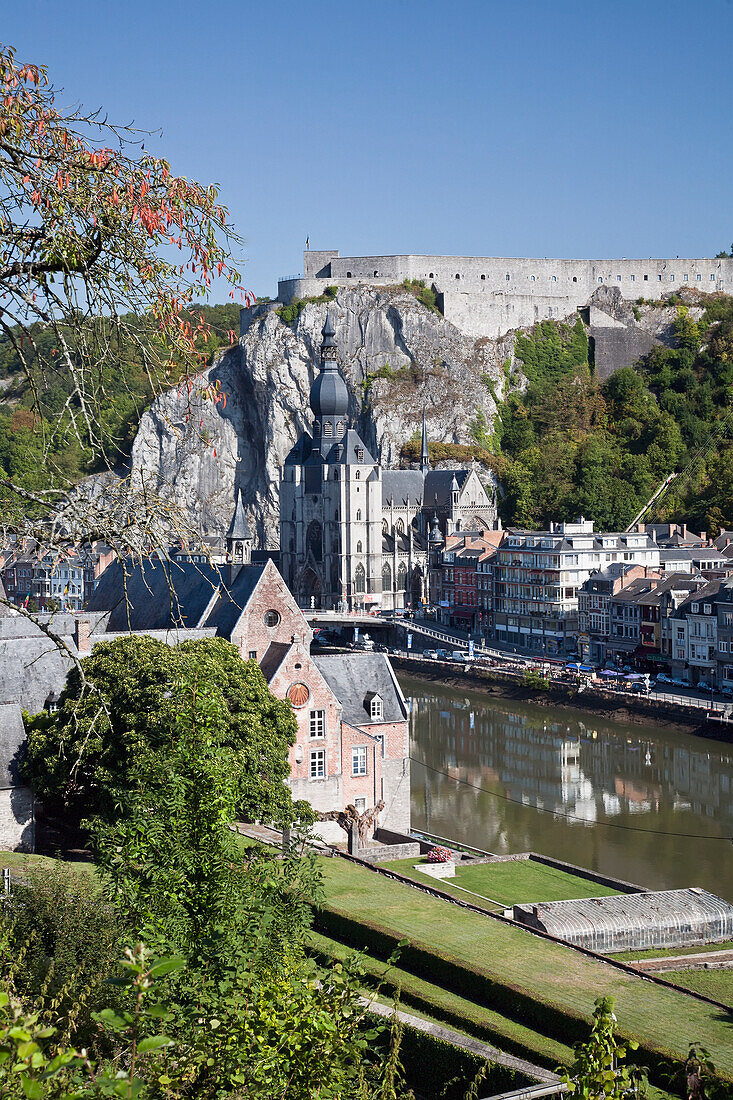 Zitadelle und Kathedrale an der Maas; Dinant Namur Belgien